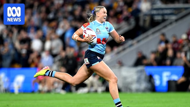 Jaime Chapman sprinting with the rugby league ball under her arm