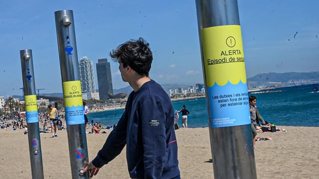 Duchas fuera de servicio en las playas de Barcelona, dos veranos atrás.
