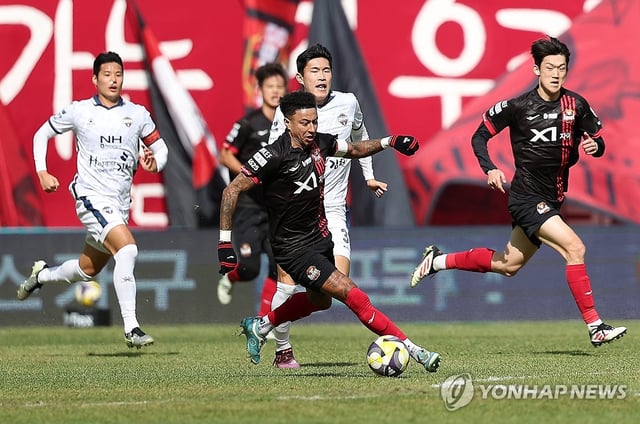 Jesse Lingard of FC Seoul (C) dribbles the ball against Gimcheon Sangmu FC during a K League 1 match at Seoul World Cup Stadium in Seoul, in this file photo from March 3, 2025. (Yonhap)