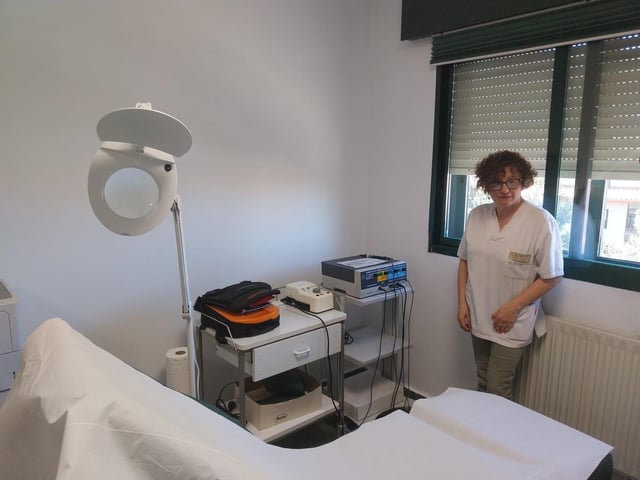 La jefa del centro de salud de Bueu, María José Aquino, en el quirofanillo habilitado en el ambulatorio, que incluye un bisturí eléctrico. |
