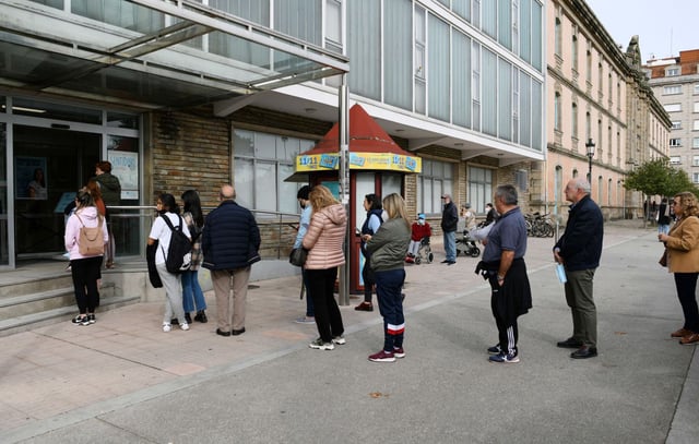 Usuarios hacen cola para entrar en el centro de salud Virxe Peregrina de Pontevedra.