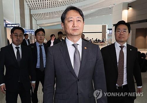 Industry Minister Ahn Duk-geun (C) moves, along with ministry officials, at Incheon airport, west of Seoul, on April 23, 2025, before his departure for Washington to meet senior U.S. officials for high-level trade talks on the U.S.' new tariff scheme. (Yonhap)