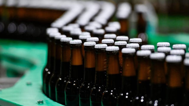 Bierflaschen auf einem Transportband der Veltins Brauerei in Grevenstein