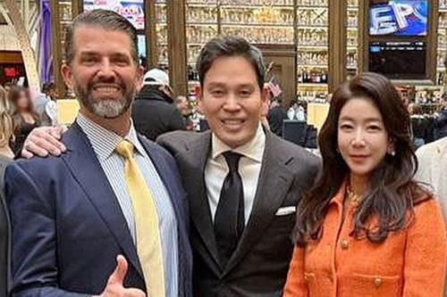Shinsegae Group Chairman Chung Yong-jin (C) and his wife, Han Ji-hee (R), meet with Donald Trump Jr. in Washington, D.C., on Jan. 18, 2025, in this file photo provided by the group. (PHOTO NOT FOR SALE) (Yonhap)