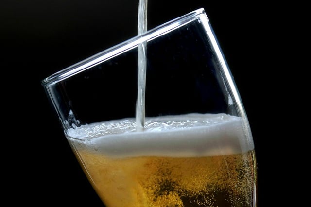 Bier wird in ein Glas gezapft