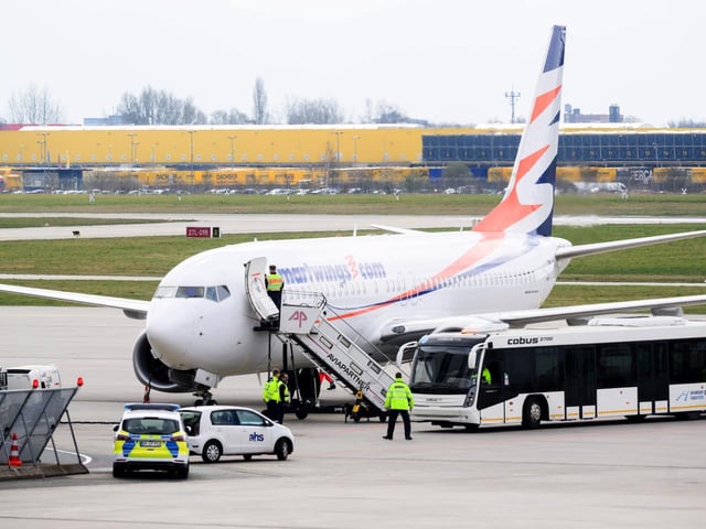 Ein Charterflugzeug aus Afghanistan auf dem Flughafen Hannover.