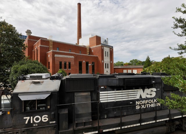 A Norfolk Southern train rests near the University of North Carolina's energy generation plant after it delivered coal to the facility in Chapel Hill, North Carolina, U.S., August 11, 2022.  REUTERS/Jonathan Drake/File Photo