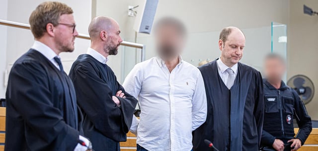 Der Angeklagte, ein Staatsanwalt aus Hannover, kommt zum Auftakt des Prozesses in einen Saal des Landgerichts Hannover