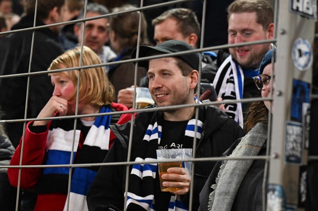 Kevin Kühnert (Mitte) bei einem Spiel von Arminia Bielefeld. Der Berliner ist seit längerem Fan des ostwestfälischen Fußballclubs