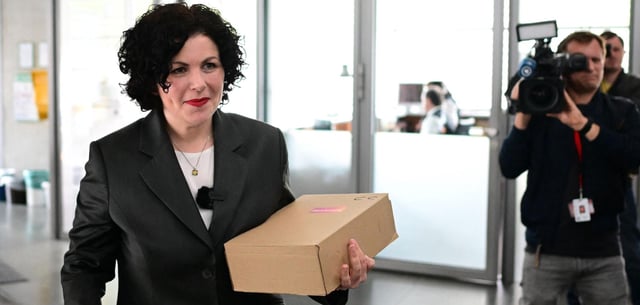 Amira Mohamed Ali mit Unterlagen für den Einspruch im Bundestag
