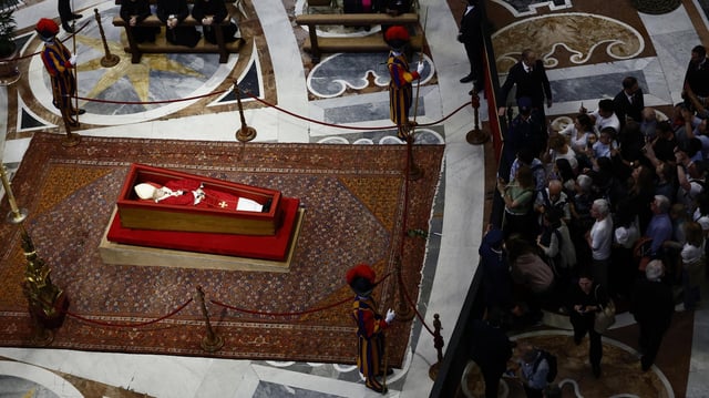 Der Leichnam von Papst Franziskus liegt aufgebahrt im Petersdom. Gläubige stehen Schlange, um Abschied zu nehmen.