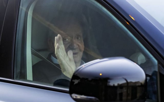 Juan Carlos I saluda desde el coche a su llegada a Sanxenxo