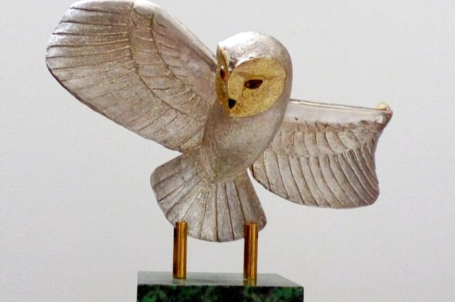 La Chouette d'or, sculpture de Michel Becker.
