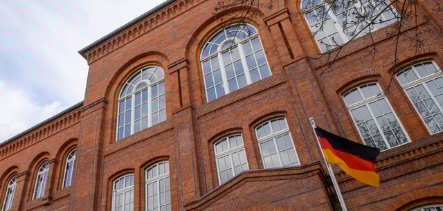 Burg: Die Fahne der Bundesrepublik weht vor dem Burger Roland-Gymnasium