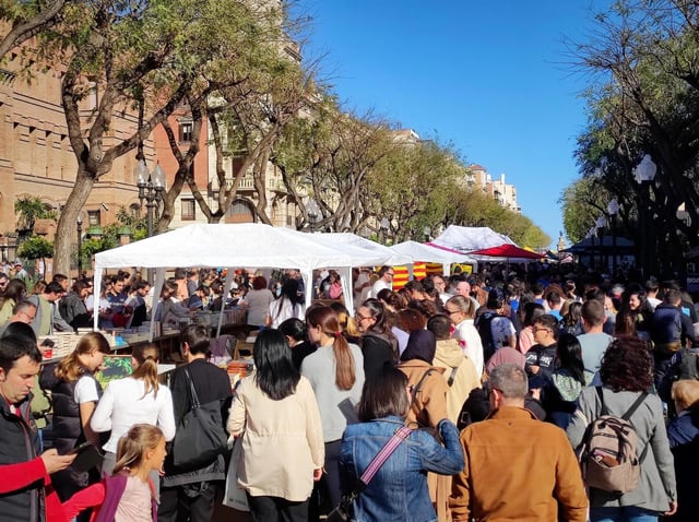 Miles de personas han salido a la calle en Tarragona en esta diada de Sant Jordi.