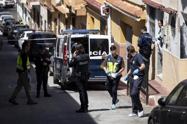 Despliegue policial en la vivienda donde se ha producido el crimen.