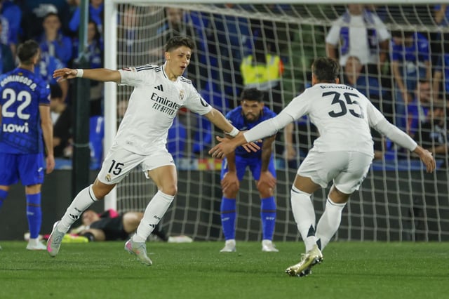 Los jugadores del Real Madrid, el turco Arda Guler (i) y Raúl Asencio, celebran el primer gol del equipo madridista durante el encuentro correspondiente a la jornada 33 de Laliga EA Sports que disputan hoy miércoles Getafe y Real Madrid en el Coliseum de la localidad madrileña. EFE / Mariscal.