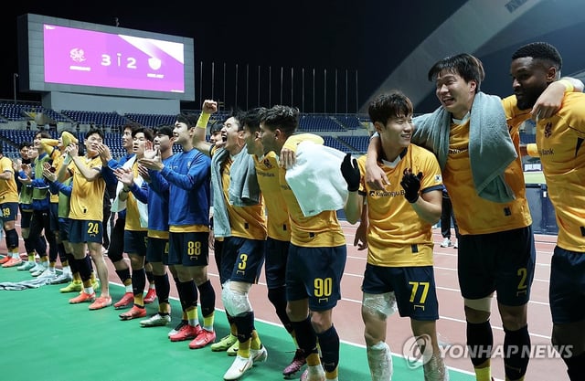 Gwangju FC players celebrate after beating Vissel Kobe 3-0 in the second leg of the round of 16 at the Asian Football Confederation Champions League Elite at Gwangju World Cup Stadium in Gwangju, some 270 kilometers south of Seoul, in this file photo from March 12, 2025. (Yonhap)