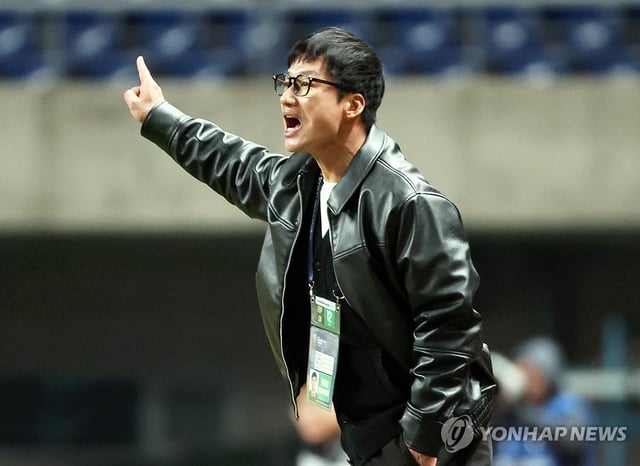 Gwangju FC head coach Lee Jung-hyo gives instructions to his players during the second leg of the round of 16 at the Asian Football Confederation Champions League Elite against Vissel Kobe at Gwangju World Cup Stadium in Gwangju, some 270 kilometers south of Seoul, in this file photo from March 12, 2025. (Yonhap)