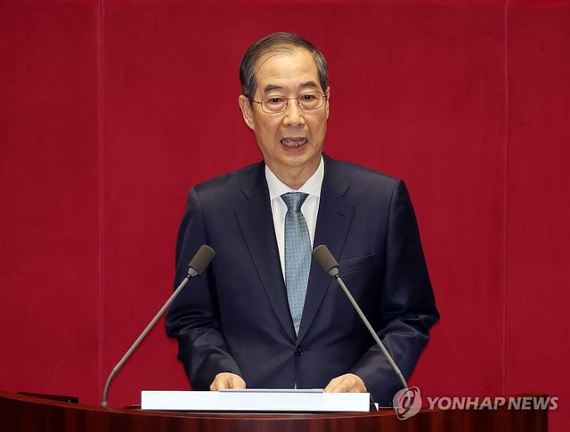 Acting President Han Duck-soo delivers a budget speech before the National Assembly at the parliamentary building in Seoul on April 24, 2025. (Yonhap)
