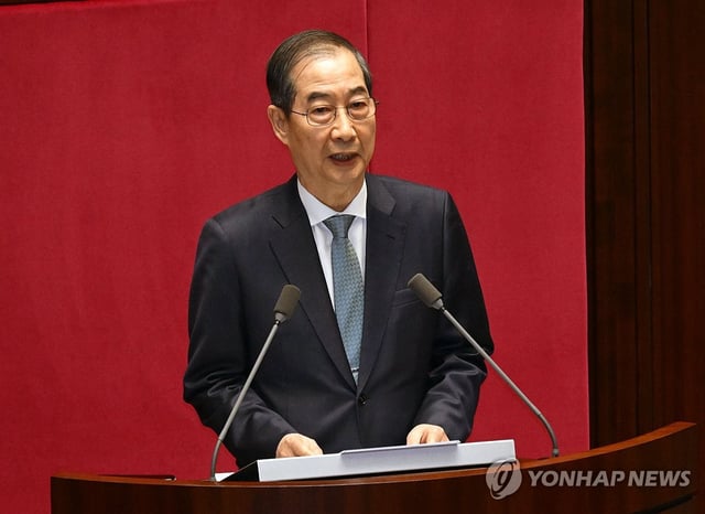 Acting President Han Duck-soo delivers a budget speech at the National Assembly in Seoul on April 24, 2025. (Pool photo) (Yonhap) 