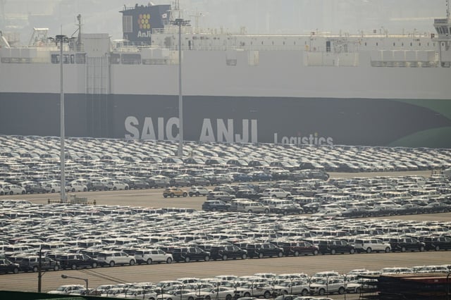 According to the Korea Customs Service, as of mid-April, the country's exports had dropped by more than 5 percent compared to the previous year, with declines reported in nine out of the country's ten major export categories excluding semiconductors