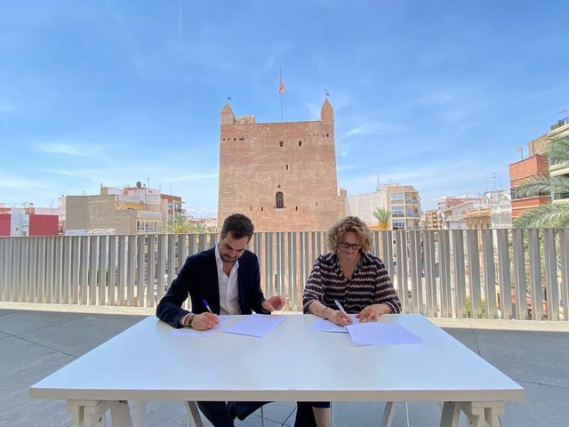 La firma del acuerdo de gobierno entre PP y Vox al principio del mandato en Torrent.