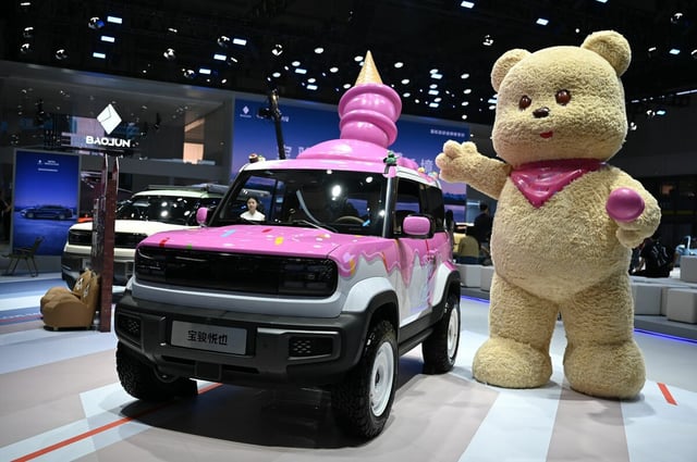 Ein Fahrzeug der chinesischen Marke Baojun mit einem großen Stoffbären auf der Automesse in Shanghai