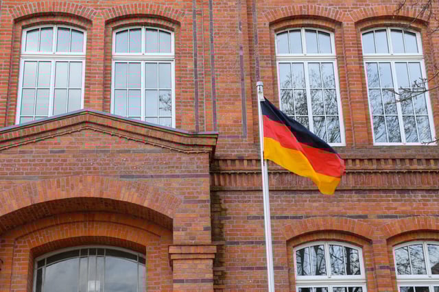 Vor dem Rolandgymnasium in Burg (Jerichower Land) weht nun täglich die Deutschland-Fahne.