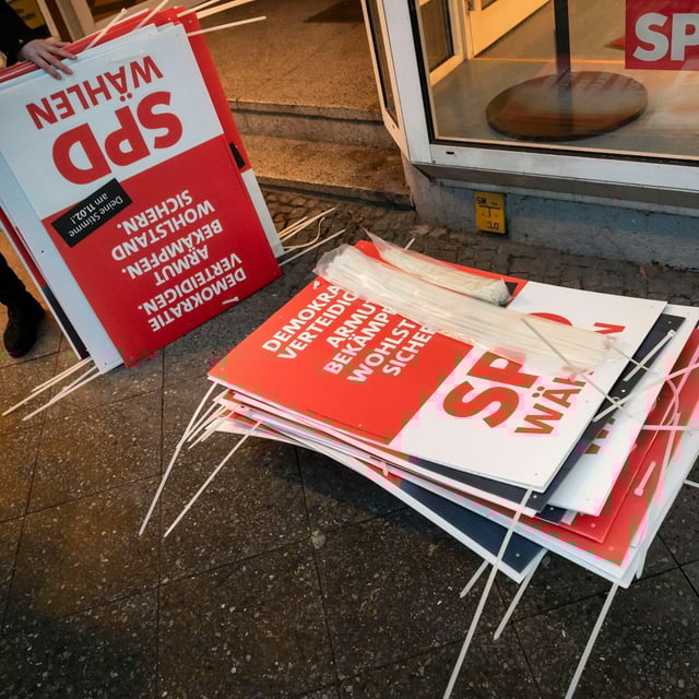 SPD-Mitglieder an einem Wahlkampfstand wurden vergangenes Jahr angegriffen.