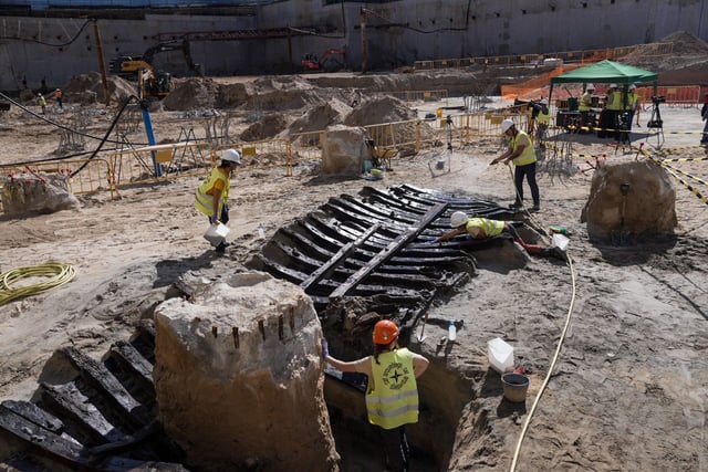 Restos del barco encontrado en la Ciutadella del Coneixement.