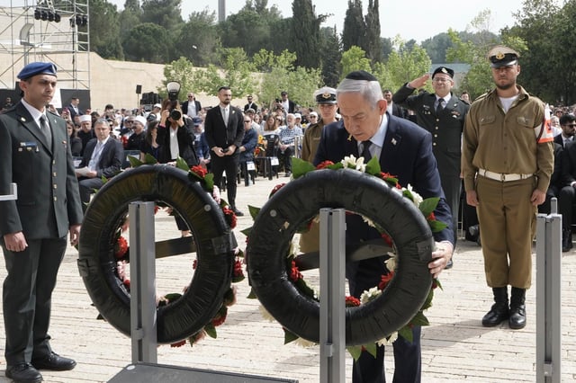 Ministerpräsident Netanjahu legt am Donnerstag bei einer Zeremonie in der Holocaust-Gedenkstätte Yad Vashem einen Kranz nieder