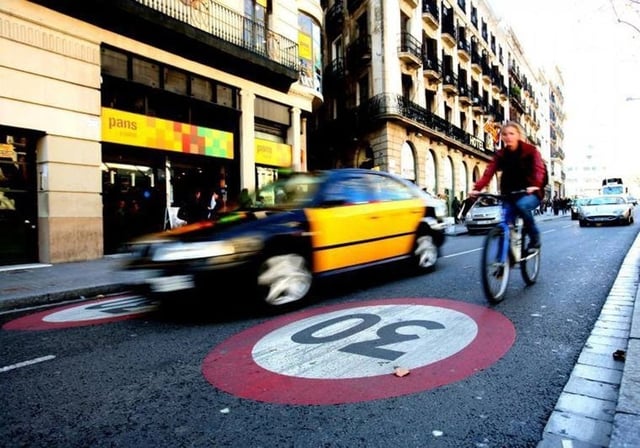 Un taxi circulando por Barcelona en una imagen de archivo