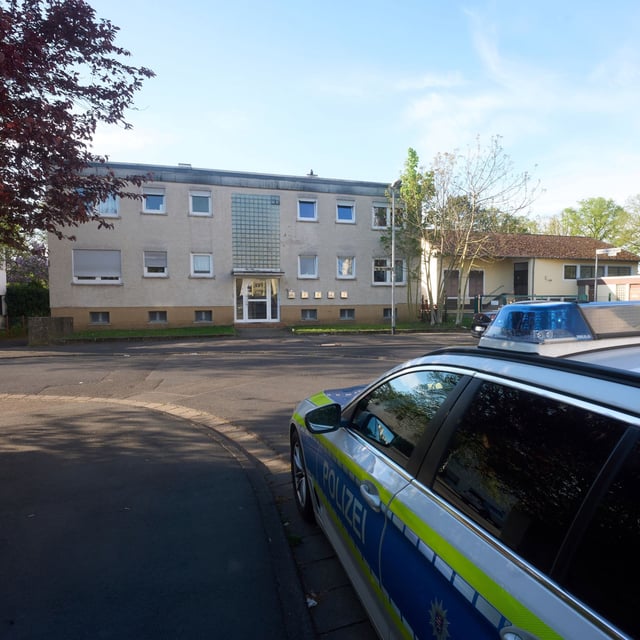 Bad Nauheim: Ein Polizeiwagen steht in der Nähe des Tatorts
