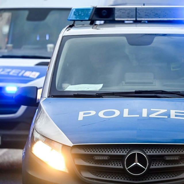 In Friedrichshain-Kreuzberg haben Vermummte Jugendliche bedrängt.