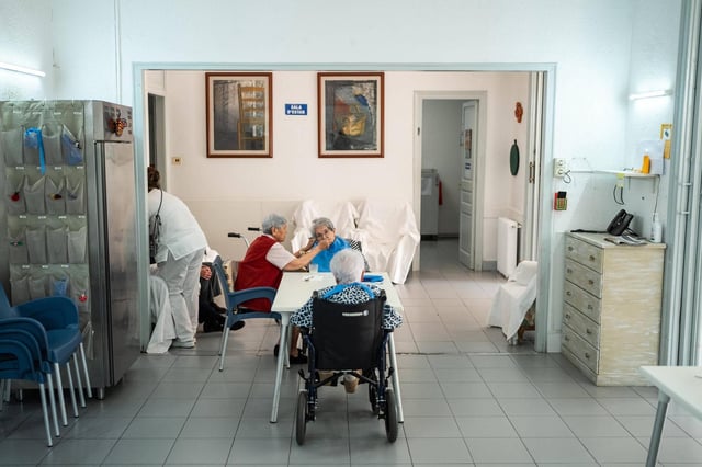 Personal atendiendo a residentes en un geriátrico de Barcelona.