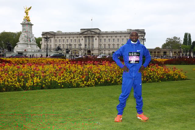Athletics - London Marathon - Elite Athletes Press Conferences - Day One - TCS London Marathon Media Centre, St James's Park, London, Britain - April 24, 2025 Uganda's Jacob Kiplimo poses in front of the Buckingham Palace during the photo call ahead of the London Marathon Action Images via Reuters/Matthew Childs