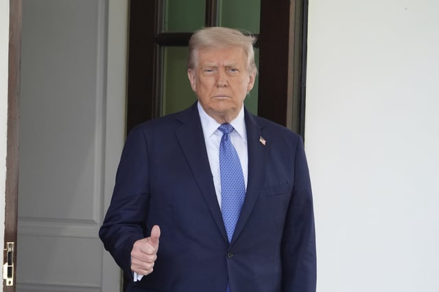 President Donald Trump walks out to greet Norwegian Prime Minister Jonas Gahr St¯re, upon his arrival at the White House, Thursday, April 24, 2025, in Washington. (AP Photo/Alex Brandon)
