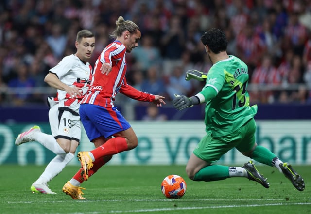 Soccer Football - LaLiga - Atletico Madrid v Rayo Vallecano - Metropolitano, Madrid, Spain - April 24, 2025 Atletico Madrid's Antoine Griezmann in action with Rayo Vallecano's Augusto Batalla REUTERS/Isabel Infantes