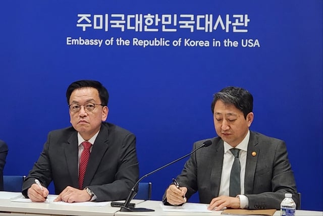 Finance Minister Choi Sang-mok (L) and Industry Minister Ahn Duk-geun attend a press conference at the South Korean Embassy in Washington on April 24, 2025. (Yonhap)