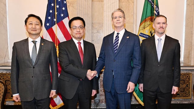 Vertreter der USA und Südkoreas vor den Verhandlungen auf einem vom südkoreanischen Finanzministerium veröffentlichten Foto