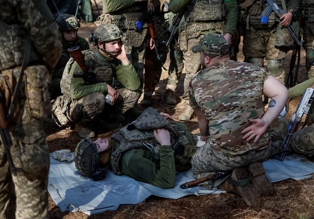Young recruits of the 28th Knights of the Winter Campaign Separate Mechanised Brigade of the Ukrainian Armed Forces attend a tactical medical exercise, amid Russia's attack on Ukraine, in Kyiv region, Ukraine April 4, 2025. Ukraine's Defence Ministry launched a recruitment drive for young people, 18 to 24-year-olds, to serve in the military for a year for the equivalent of about $24,000 and hefty bonuses. REUTERS/Gleb Garanich