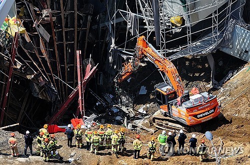 This photo taken on April 15, 2025, shows a rescue operation under way for a missing worker in the tunnel collapse of a subway construction site in the city of Gwangmyeong, south of Seoul. (Yonhap)