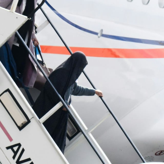 Eine Frau steigt aus einem Flugzeug am Flughafen Hannover.