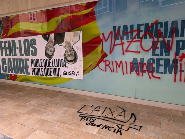 Pintadas en la sede del PP en València.