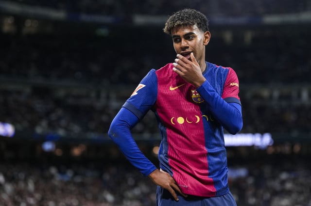 Lamine Yamal mira a la grada del Bernabéu mientras escucha insultos racistas en el clásico de la Liga.