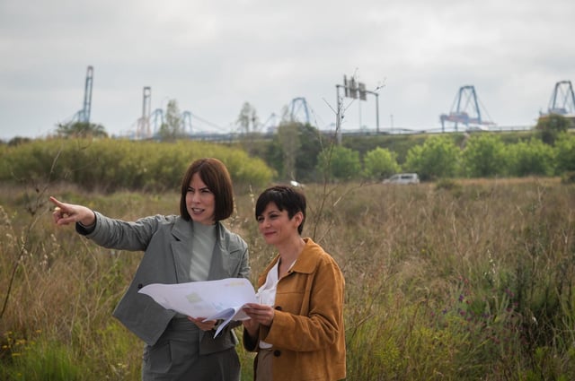 Las ministras Diana Morant e Isabel Rodríguez, esta mañana visitando los terrenos de la ZAL.