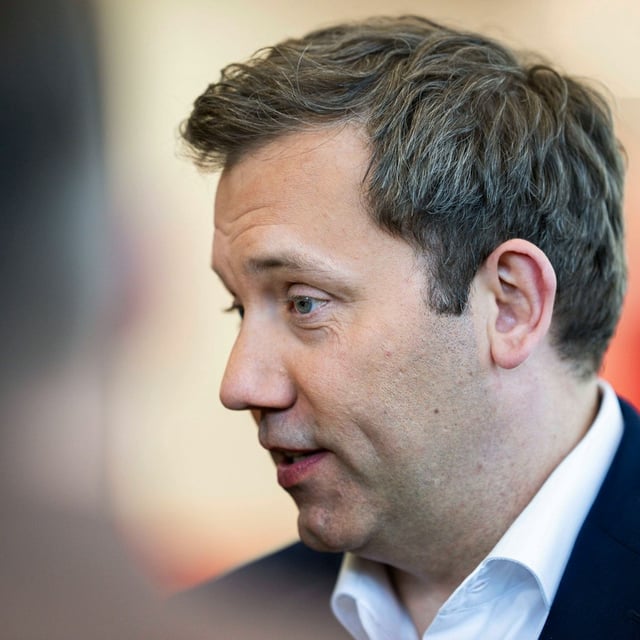 <a href="https://www.berliner-zeitung.de/politik-gesellschaft/seit-dem-fall-von-scholz-big-boss-der-spd-bald-vize-kanzler-so-tickt-lars-klingbeil-li.2315173">SPD-Chef Lars Klingbei</a>l hat Krebs überlebt.