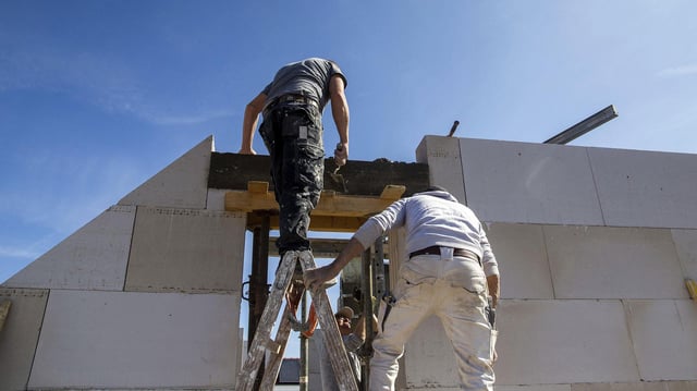 Maurer arbeiten an einem neuen Einfamilienhaus