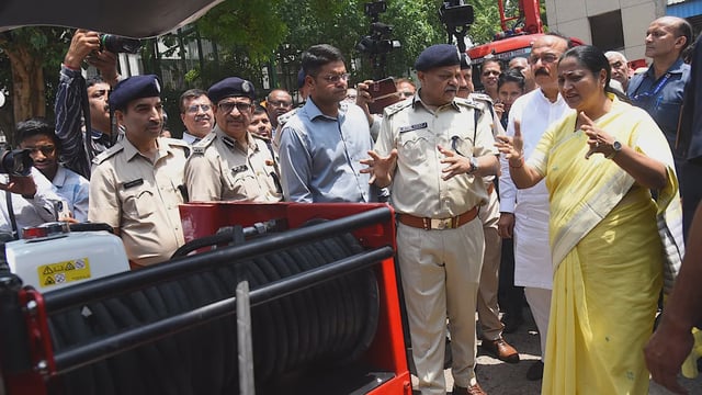 Delhi Chief Minister Rekha Gupta speaking during the inspection of the headquarters of Delhi Fire Service (photo: Subrata Dutta/SNS)